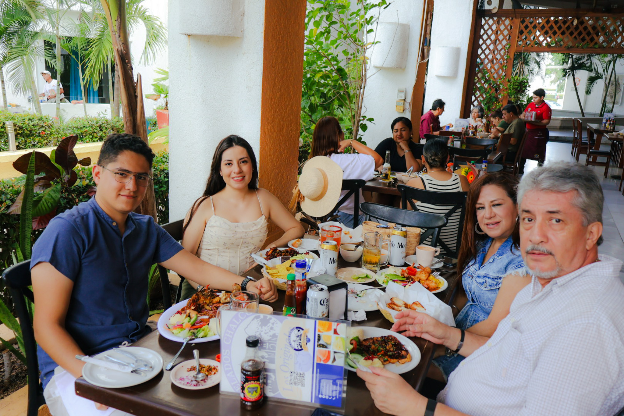 Ambiente y clientes en Tiburón de la Costa 1