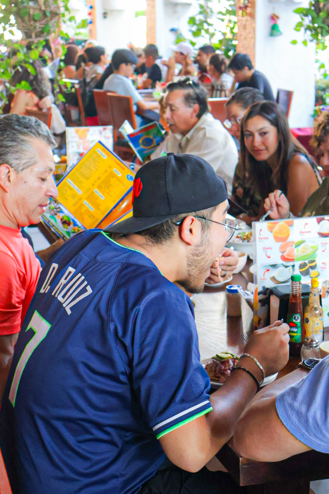 Ambiente y clientes en Tiburón de la Costa 6
