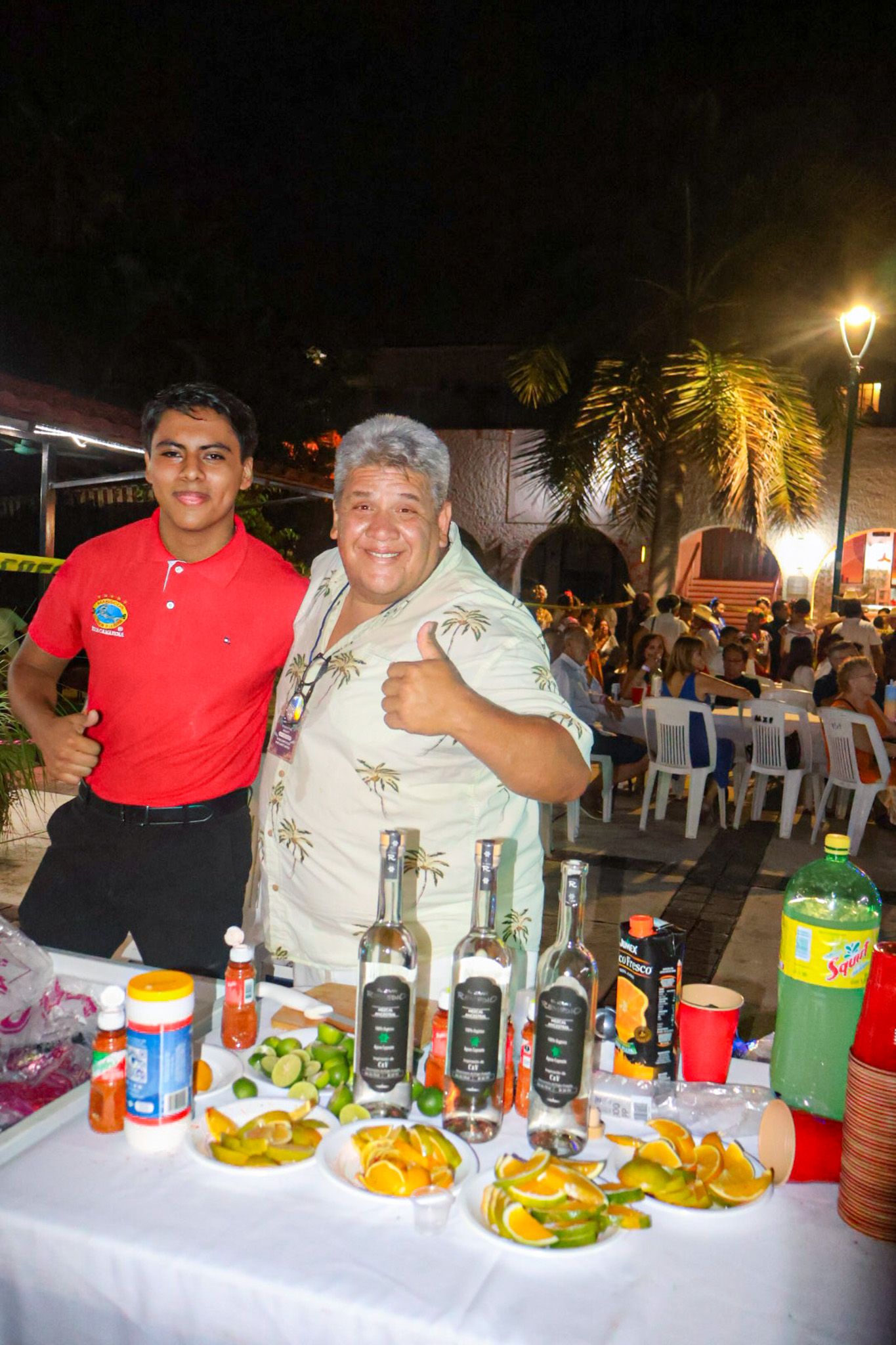 Ambiente y clientes en Tiburón de la Costa 10