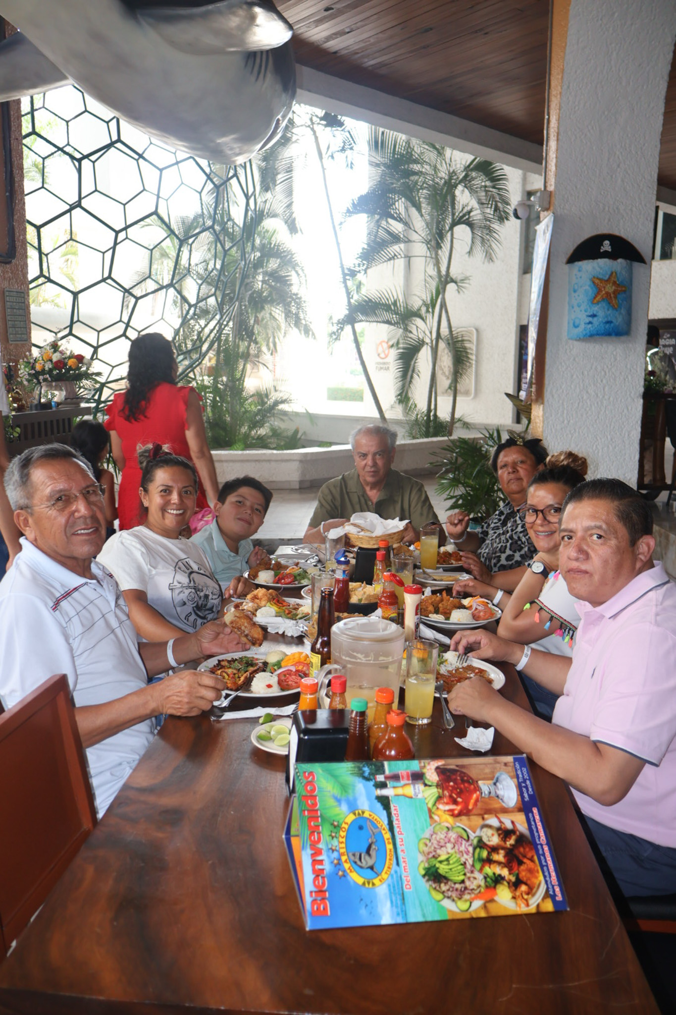 Ambiente y clientes en Tiburón de la Costa 11