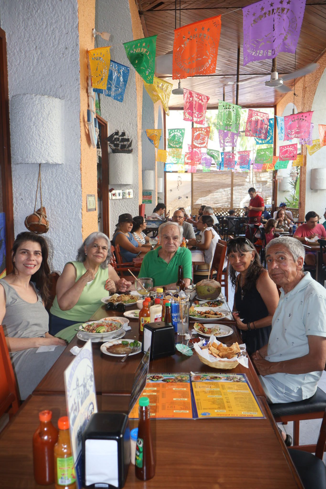 Ambiente y clientes en Tiburón de la Costa 12