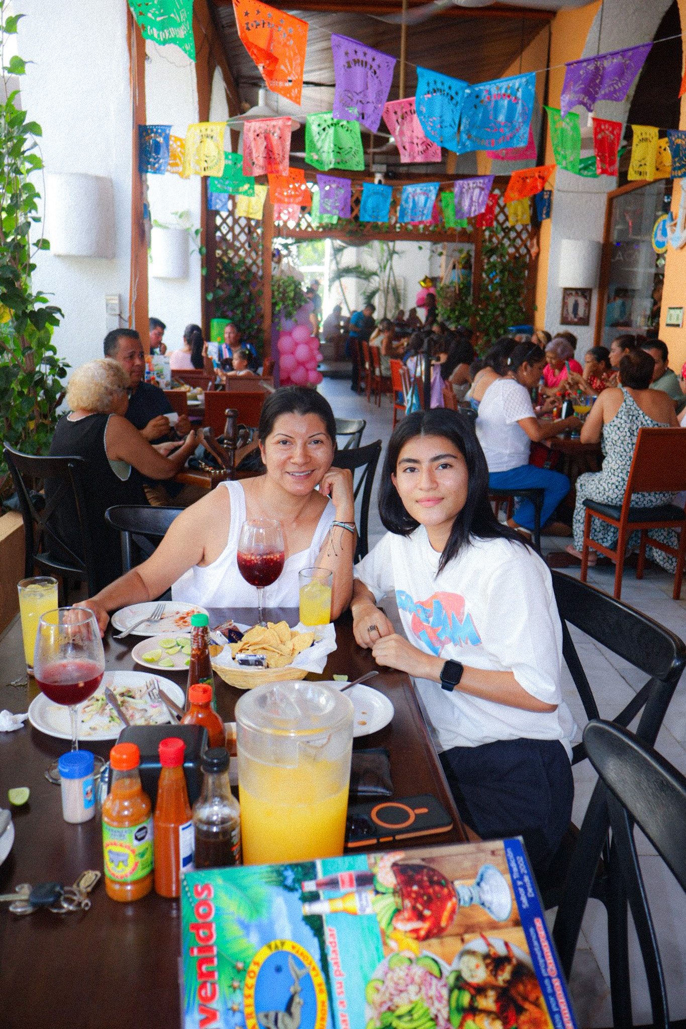 Ambiente y clientes en Tiburón de la Costa 14